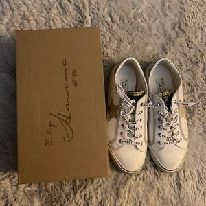 Vintage Havana White and Gold shoes size 9. WITH BOX AND SHOE COVERS